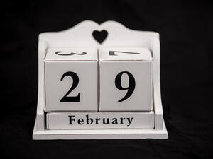 يساهم الاجراء في الملاءمة بين مواقيت سداد رواتب القطاع العام والسنة المالية الحكومية بين كانون الثاني/يناير وكانون الاول/ديسمبر