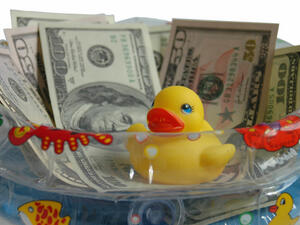 سجل الدولار أقل مستوى في 17 شهرا مقابل الين الأسبوع الماضي نتيجة توقعات برفع مجلس الاحتياطي الاتحادي (البنك المركزي الامريكي) معدل الفائدة بوتيرة شديدة البطء