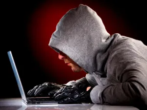المهاجمون والقراصنة الإيرانيون استهدفوا بنية أساسية عالمية حيوية بشكل كان مفزعاً حقاً لنا نحن كخبراء أمنيين في 
هذا المجال