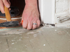 
اتبع أسلوب مبادلة قطع الأثاث والديكور مع أصدقائك، ففي حال كان لديك عدد من الأصدقاء الذين يحبون التزيين والتصميم، فإن فكرة مبادلة قطع الأثاث والديكور معهم ستكون طريقة رائعة ومجانية، لإضافة قطع أثاث جديدة إلى منزلك