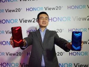 يحتوي هاتف Honor View 20 على كاميرا رئيسية بدقة 48 ميجابكسل f / 1.8 بالإضافة إلى كاميرا صور شخصية بزاوية 20 ميجابيكسل ذات “ثقب” بقطر 4.5 ملم داخل الشاشة
