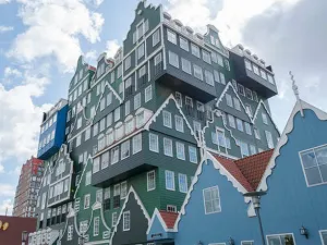 Innel Hotel Zaandam- هولندا:استوحي تصميم هذا الفندق من هندسة المنازل في إقليم زان بهولندا