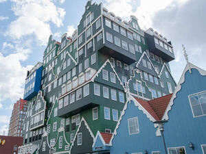 Innel Hotel Zaandam- هولندا:استوحي تصميم هذا الفندق من هندسة المنازل في إقليم زان بهولندا