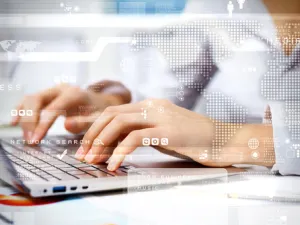 يعزى هذا التباطؤ في تحقيق التوقعات خلال العام 2015 بدرجة كبيرة إلى ارتفاع معدل صرف الدولار الأمريكي مقابل العملات العالمية الأخرى