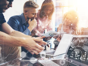 يركز العديد منهم علی تطویر منتج أو خدمة مبتکرة. وقد طور رواد الأعمال اصحاب المليارات نموذجا أفضل للأعمال التجارية، أو قلدوا نموذجا تجاريا وأداروه أفضل من منافسيهم