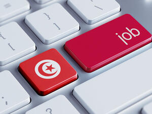 عادة ما يخرج الموظفون العموميون في تونس عند سن التقاعد الرسمية، 60 عاماً،