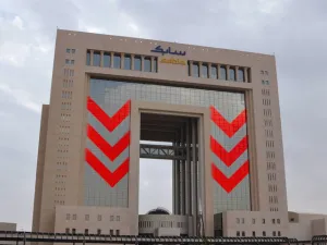 سهم "سابك" وبمعاونة "الراجحي" أخرجا السوق السعودية من الأسواق الرابحة، فبعدما كانت السوق رابحة بنحو 30 في المائة عند أعلى مستوياتها فوق 11 ألف نقطة، تعود حاليا لتسجيل خسارة منذ مطلع العام بلغت 1.46 في المائة.
