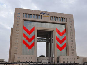 سهم "سابك" وبمعاونة "الراجحي" أخرجا السوق السعودية من الأسواق الرابحة، فبعدما كانت السوق رابحة بنحو 30 في المائة عند أعلى مستوياتها فوق 11 ألف نقطة، تعود حاليا لتسجيل خسارة منذ مطلع العام بلغت 1.46 في المائة.