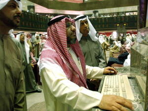 شهدت الجلسة تداولات بلغت قيمتها الإجمالية 61.9 مليون دينار «221 مليون دولار»، موزعة على 753 مليون سهم