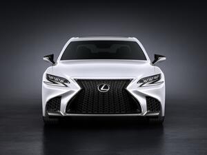 من الخارج تتميز LS F-Sport عن الفئة الأساسية بمقدمة يطغى عليها اللون الأسود بالشبك الأمامي الرياضي