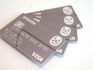 بطاقة بنكية فريدة تعبس بوجهك عندما تنفق الكثير من المال 