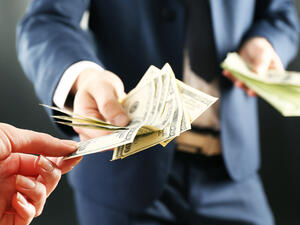 كل المعاملات البنكية والعقود وإيصالات السداد مستندات هامة فاحتفظ بها وطالب باسترداد ما سبق تقديمه قبل عقد التسوية ولم يصبح له محل بعض عقد التسوية