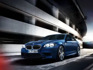 جاءت سيارة “M5 30th Anniversary Edition” أولاً، والتي تتمتع بمحرك “في 8″ سعة 4.4 لتر، وبقوة 600 حصان، ويمكنها قطع مسافة 60 ميلاً في 3.7 ثانية