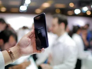 كشفت شركة "سامسونغ" عن هاتفها الجديد " Galaxy S7" بتصميم مشابه للنسخة السابقة من سلسلة هواتف "S"، بإطار معدني وطبقة حماية من الزجاج، والجديد هو تصغير الكاميرا الخلفية لتكون أقل بروزا مقارنة مع الكاميرا المدمجة في النسخة السابقة