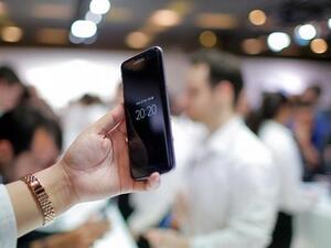 كشفت شركة "سامسونغ" عن هاتفها الجديد " Galaxy S7" بتصميم مشابه للنسخة السابقة من سلسلة هواتف "S"، بإطار معدني وطبقة حماية من الزجاج، والجديد هو تصغير الكاميرا الخلفية لتكون أقل بروزا مقارنة مع الكاميرا المدمجة في النسخة السابقة