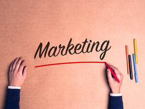 استهداف فئات المستهلكين بشكل أفضل: على سبيل المثال، إذا كنت تبيع “شامبو أطفال” فأنت لاستهداف العملاء المحتملين قد تختار الإعلان على التلفاز أثناء البرامج الصباحية