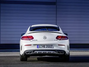 تمتلك مرسيدس C43 كوبيه الجديدة محرك V6 سعة 3 لترات مع شاحن توربيني مزدوج لتولد قوة 362 حصان و 521 نيوتن.متر من عزم الدوران، يتصل بصندوق تروس (جير) أوتوماتيكي من تسع سرعات
