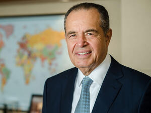 أخذ محمد منصور بنصيحة والده واتجه إلى وكالات السيارات في عام 1975 ، فغدا الموزع الوحيد ل (General Motors) في مصر