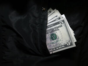 وجدت في جيبك أموالاً لم تتوقعها ماذا تفعل؟ 