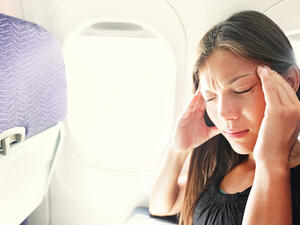 تعرض النظارة الجديدة صوراً ذات جودة عالية لوقتٍ محدد، أو أحداثاً معينة لمساعدة المسافرين على التأقلم مع الرحلة، وعرضت الشركة نموذجاً أولياً لنظارتها في معرض الطائرات الدولية في هامبورغ الأسبوع الماضي