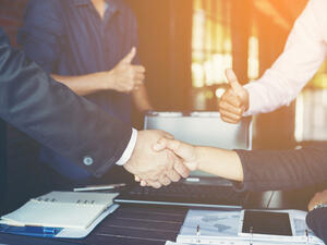 عند التفاوض مع العميل يجب الحرص على معرفة قدراته وإمكانياته قدر الإمكان وكذلك مدى حاجته للمنتج او الخدمة إذا كانت مرة واحدة او بشكل مستمر