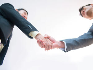 الكثيرين يخشون عمليات التفاوض في مجال الأعمال أو في شؤون حياتهم الشخصية، إلا أنهم يخوضونها مرغمين من دون تحضير مسبق، ويناقشونها ويوافقون عليها في حين لا يقودهم ذلك إلا إلى الندم لاحقاً