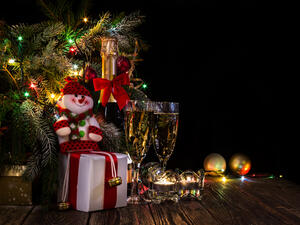 الإستمتاع بالعطلة وشراء الهدايا والزينة يحمل الكثير من التكلفة المالية