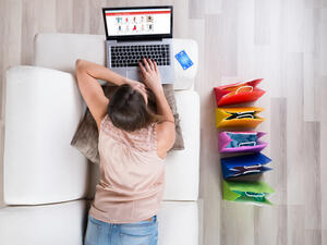 كشفت دراسة، من معهد ماساتشوستس للتكنولوجيا (MIT)، عن أن الشركات تبيع منتجاتها على الإنترنت بالأسعار نفسها التي تبيع بها داخل متاجرها، فيما يقرب من ثلاثة أرباع الحالات