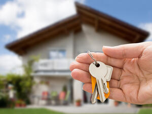 قرارات فرض رسوم على الأراضي البيضاء غير المطورة داخل النطاق العمراني، والتي تتوفر فيها خدمات الكهرباء والمياه والصرف الصحي، ما ساهم في خفض تكاليف الشقق السكنية