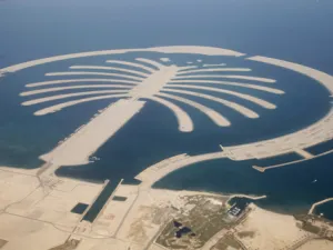 يأتي نموذج “جزيرة النخلة” في دبي في مقدمة المشاريع العقارية التي بنيت وسط بحر الخليج، وحققت نجاحا كبيرا في جذب الاستثمارات الفندقية، ومبيعات الوحدات العقارية
