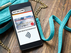 تقنية الدفع عبر الهواتف الذكية، ستجعل منها محافظ رقمية تخزن عليها أرقام الحسابات المصرفية