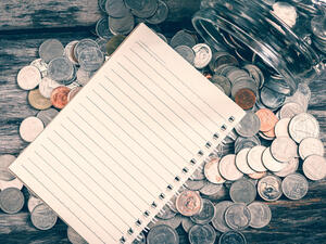 خفّض من نفقاتك على الأشياء غير الهامة على نحو شديد لكي يتسنى لك الإنفاق بسخاءٍ على الأشياء الضرورية