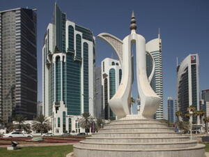 تركّز رؤية قطر 2013 الوطنية وبرامجها مثل «قطر 2022» على منحها مكانة رائدة لناحية كرة القدم والبنى التحتية والتطور الاقتصادي في المنطقة والعالم