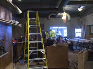 تعاني العديد من المطاعم بسبب الاقتصاد العالمي والمحلي المتقلب الذي يؤدي إلى زيادة أسعار المواد الأولية المستخدمة وارتفاع الإيجارات فينتهي الأمر بها بالمساوة على نوعية المكونات للتوفير إلا أن ذلك ينعكس سلباً على تجربة الزبائن