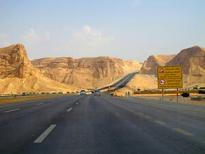 السعودية توقع عقود طرق بقيمة 453 مليون دولار