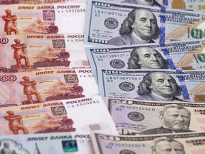 الروس يتخلون عن ودائعهم بالدولار لجني أرباح هبوط الروبل