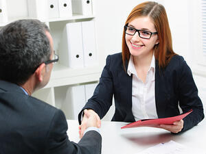 الجهود الفردية ليست كافية لتبقيك مميزاً لفترة طويلة، وهذا الأمر واضح جداً في عالم المحتوى الرقمي، حيث مدة الاهتمام قصيرة جداً، والتأثير المستدام يتطلب انتظاماً في العرض