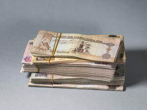 قدر التقرير ان تسجل الدول الست لمجلس التعاون الخليجي عجزا يقدر بـ 318 مليار دولار في 2015 و2016