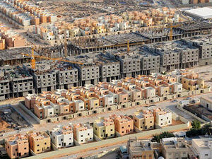 السوق العقارية تمر بحالة ركود وبدرجة كبيرة، وقد يعقب هذا الركود الحاصل مرحلة تصحيح في أسعار العقار في بعض المناطق التي لم يعد مبرر فيها الارتفاع