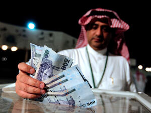 الملك سليمان يأمر بصرف راتب شهرين لموظفي الدولة 