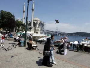 توقعت المنظمة نمو السياحة الدولية (عدد المسافرين) خلال عام 2015، بمعدل ما بين 3 إلى 4 في المائة،