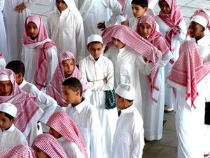  عدد المدارس في المملكة بلغ 35.4 ألف مدرسة لعام (1434-1435هـ)، تركز 39 في المائة منها بالمرحلة الابتدائية، التي مثلت 50 في المائة من إجمالي الفصول بتلك المدارس، يدرس بها 48 في المائة من إجمالي الطلبة