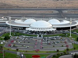 بدأ مطار الشارقة الدولي خلال أشهر الصيف من عام 2014 باستقبال أكثر من 200 رحلة إضافية في الأسبوع من شركات الطيران التي حولت رحلاتها من مطار دبي الدولي إلى مطار الشارقة الدولي