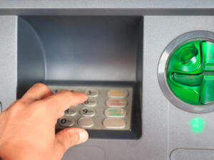 لسحب مبالغ نقدية من أجهزة الصرف الآلي، يكفي ادخال مجموعة أرقام الى الجهاز، بعدها يمكن سحب 40 ورقة نقدية، دون الحاجة الى بطاقة الائتمان. المطلوب فقط ادخال فيروس كمبيوتر الى هذا الجهاز