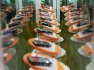 أصحاب محال بيع الاجهزة الخلوية الذين  يبيعون ايضا البطاقات المدفوعة مسبقا والتي شهدت ارتفاعا وصل الى نحو 2,50 دينار، اكدوا ان سوق الاتصالات يشهد ارباكا وتخبطا ولا يعرف سعرا محددا للبطاقات والاجهزة الخلوية لغاية  الان