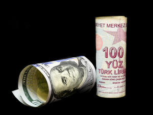 الليرة التركية تمحو مكاسب رفع الفائدة وتهبط مقابل الدولار 
