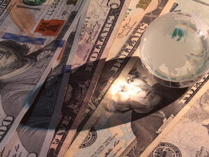 أعلن البنك الدولي أنه سيقدم مع البنك الآسيوي للاستثمار في البنية التحتية قروضاً بقيمة 200 مليون دولار إلى شركة اندونيسية 