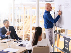 إذا أردت الحصول على إستراتيجية مثبتة ومجربّة لمساعدتك في تنمية عملك التجاري، فإنه لمن الحكمة العمل بنصائح القادة الناجحين