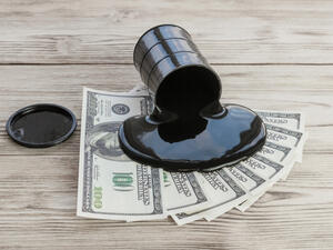 الدولار يهبط والنفط والذهب يرتفعان بعد تصريحات ترمب بشأن اليوان