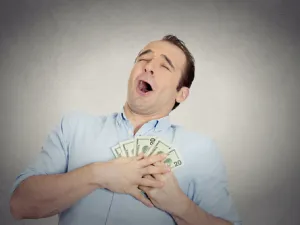 تذكر دائماً أنه ليس عليك أن تكون كالآخرين، عبداً للاستهلاك، والماديةً، بل يمكنك أن تكون مختلفاً وتعيش بأسلوبك الخاص ضمن ما هو متاح لك